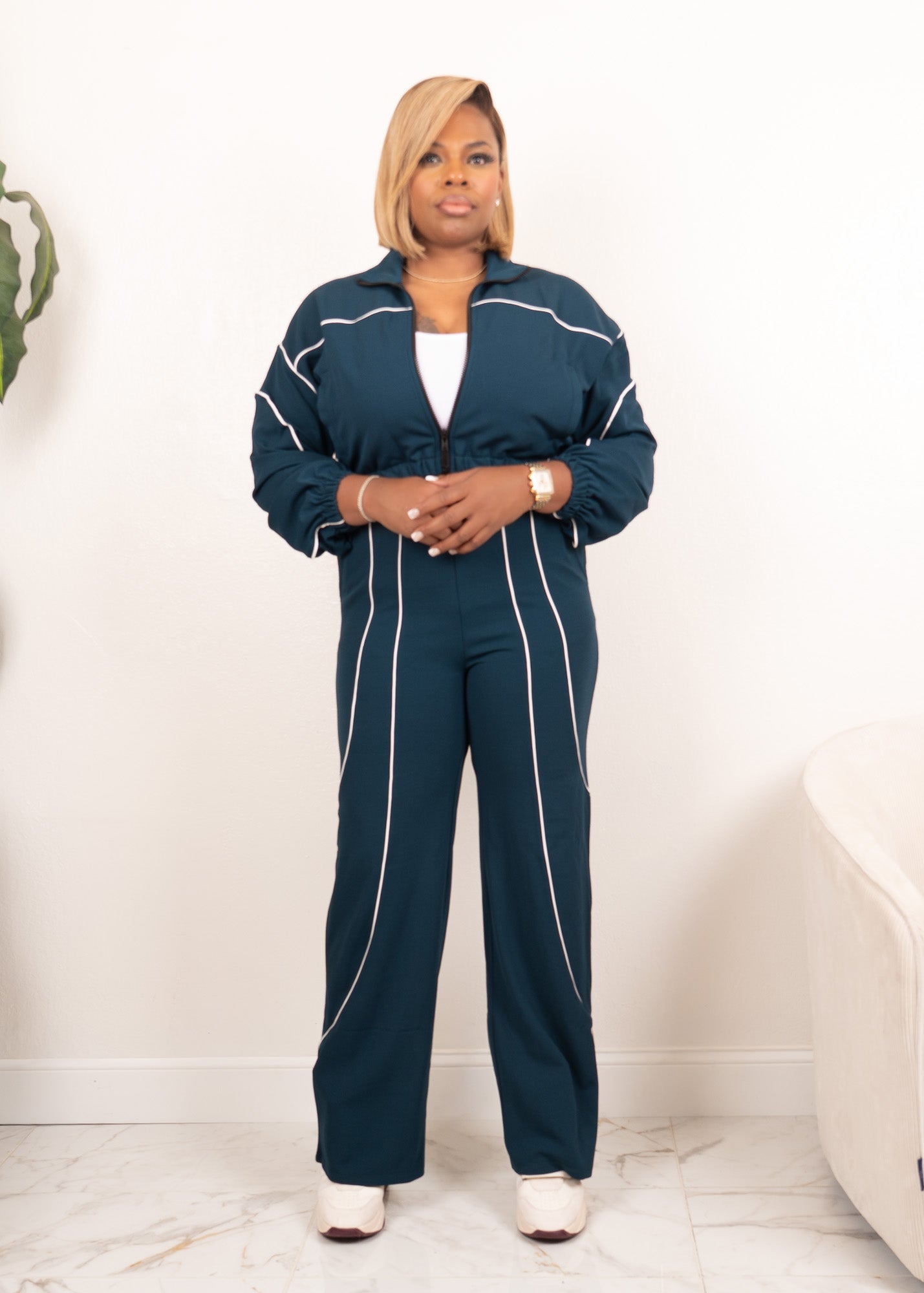 Women’s hunter green contrast piping athleisure two-piece set, front view, cropped zip jacket and wide leg pants, white background.